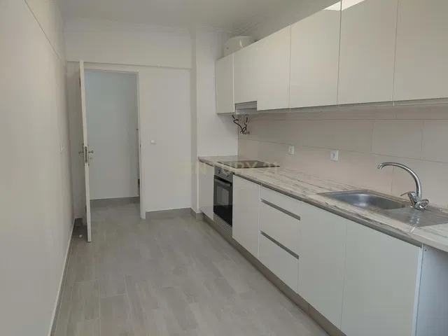 Kuchyňa; kuchynské spotrebiče, drevená podlaha, prirodzené svetlo, moderný štýl