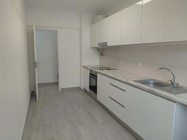 Cocina; electrodomésticos, suelo de madera, luz natural, estilo moderno