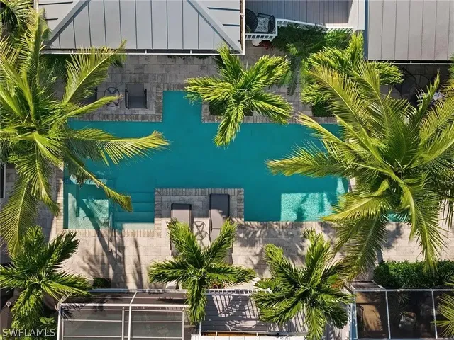 Woonkamer; houten vloer, natuurlijk licht, moderne stijl