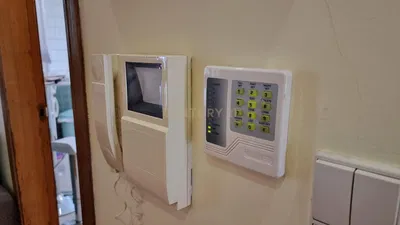 Keuken; keukenapparatuur, houten vloer, natuurlijk licht, moderne stijl