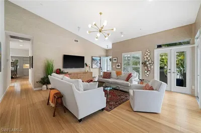 Woonkamer; uitzicht, natuurlijk licht, moderne stijl, houten vloer