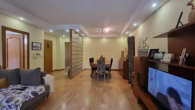 Keuken; keukenapparatuur, houten vloer, natuurlijk licht, moderne stijl