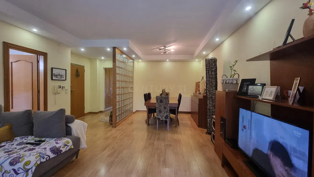 Keuken; keukenapparatuur, houten vloer, natuurlijk licht, moderne stijl