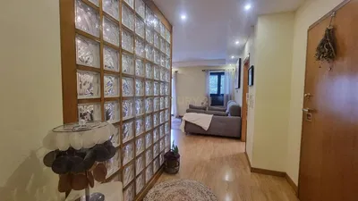 Keuken; keukenapparatuur, houten vloer, natuurlijk licht, moderne stijl