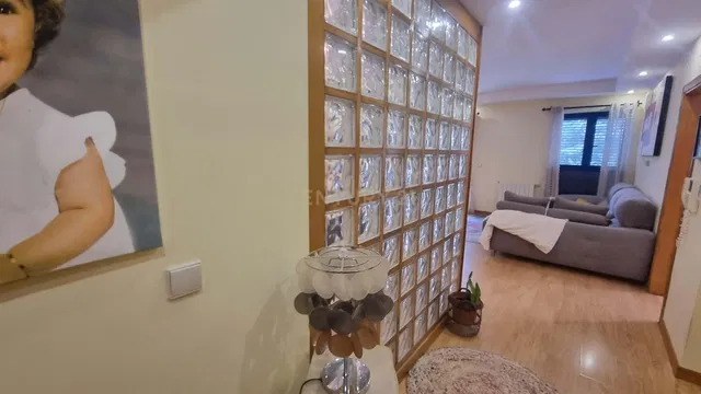 Keuken; keukenapparatuur, houten vloer, natuurlijk licht, moderne stijl