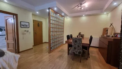 Keuken; keukenapparatuur, houten vloer, natuurlijk licht, moderne stijl