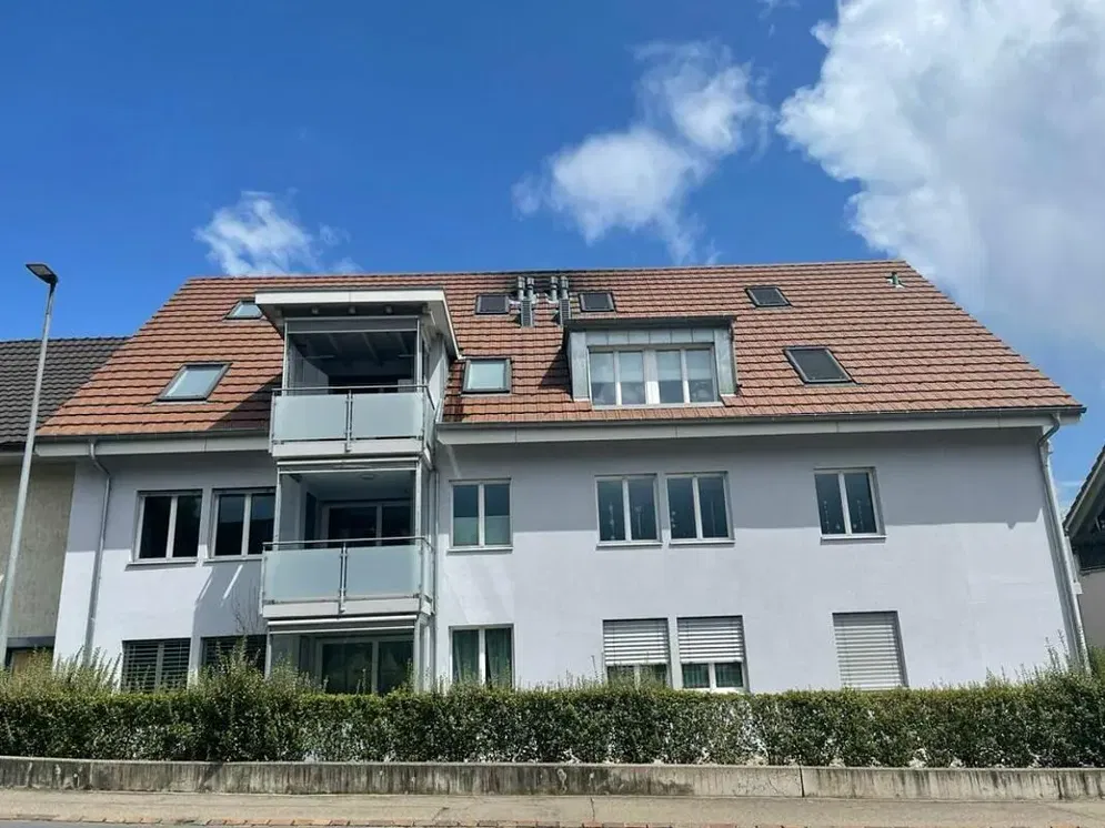 Cozinha; eletrodomésticos, chão de madeira, luz natural, estilo moderno