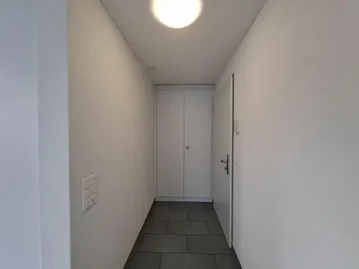 Cozinha; eletrodomésticos, chão de madeira, luz natural, estilo moderno