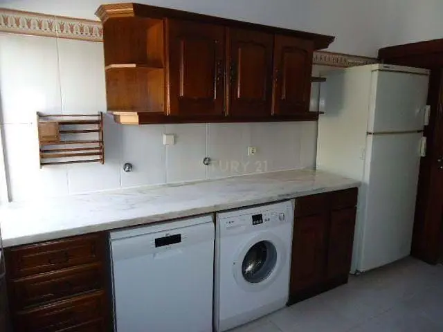 Keuken; keukenapparatuur, houten vloer, natuurlijk licht, moderne stijl