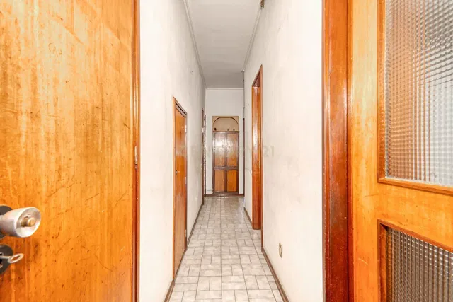 Woonkamer; houten vloer, natuurlijk licht, moderne stijl