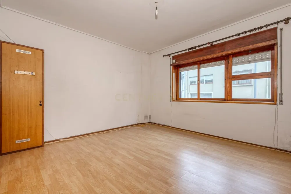 Kuchyně; kuchyňské spotřebiče, dřevěná podlaha, přirozené světlo, moderní styl