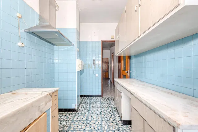 Keuken; keukenapparatuur, houten vloer, natuurlijk licht, moderne stijl