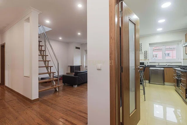 Cocina; electrodomésticos, suelo de madera, luz natural, estilo moderno