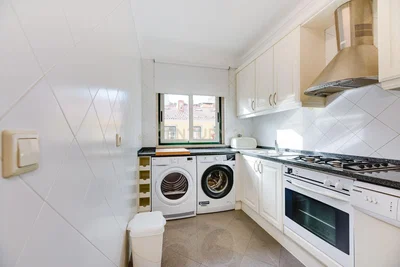 Küche; küchengeräte, holzboden, tageslicht, moderner stil