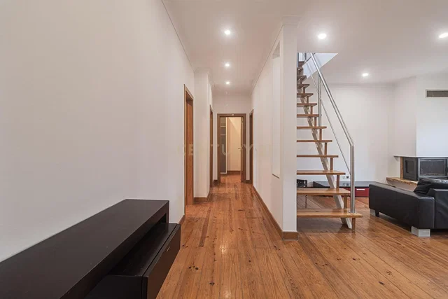 Cocina; electrodomésticos, suelo de madera, luz natural, estilo moderno