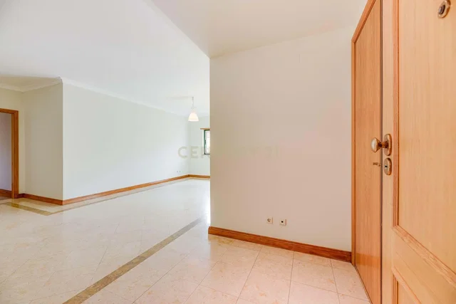 Salón; suelo de madera, luz natural, estilo moderno