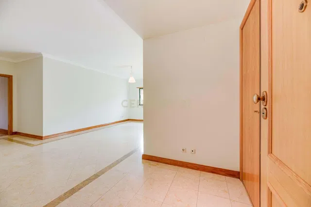 Sala de estar; chão de madeira, luz natural, estilo moderno