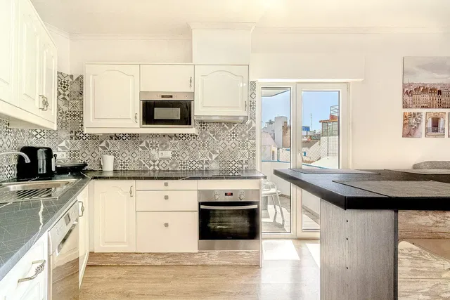 Kuchyňa; kuchynské spotrebiče, drevená podlaha, prirodzené svetlo, moderný štýl