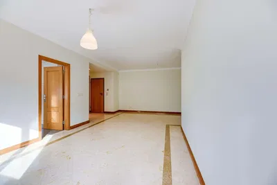 Cozinha; eletrodomésticos, chão de madeira, luz natural, estilo moderno