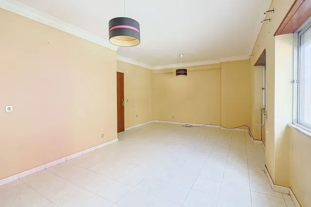 Cucina; elettrodomestici, pavimento in legno, luce naturale, stile moderno