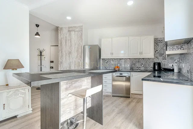 Кухиња; кухињски апарати, дрвени под, природно светло, модерни стил