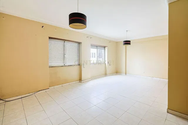 Cucina; elettrodomestici, pavimento in legno, luce naturale, stile moderno