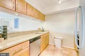 Kuchyňa; kuchynské spotrebiče, drevená podlaha, prirodzené svetlo, moderný štýl