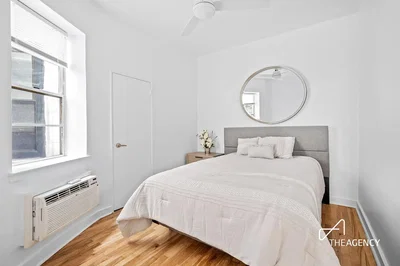 Cuisine; électroménager, parquet, lumière naturelle, style moderne
