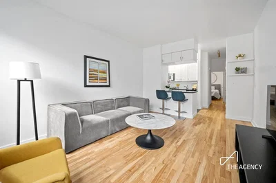 Cuisine; électroménager, parquet, lumière naturelle, style moderne