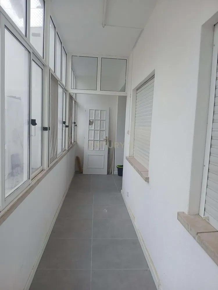 Keuken; keukenapparatuur, houten vloer, natuurlijk licht, moderne stijl