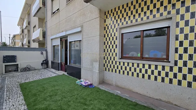 Keuken; keukenapparatuur, houten vloer, natuurlijk licht, moderne stijl