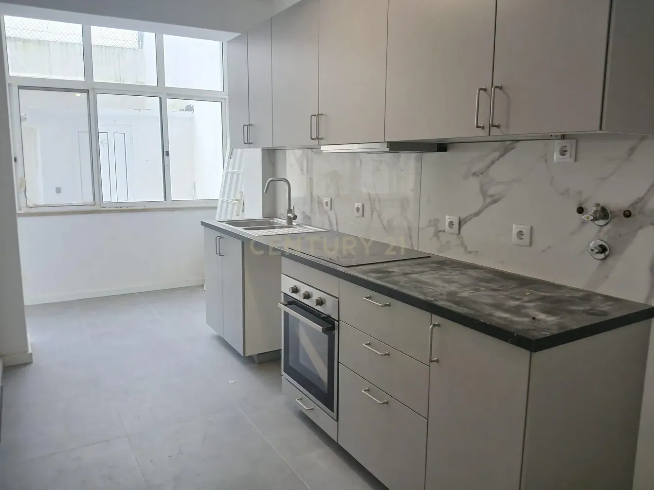 Keuken; keukenapparatuur, houten vloer, natuurlijk licht, moderne stijl