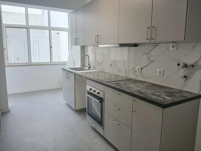 Keuken; keukenapparatuur, houten vloer, natuurlijk licht, moderne stijl