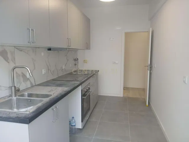 Keuken; keukenapparatuur, houten vloer, natuurlijk licht, moderne stijl