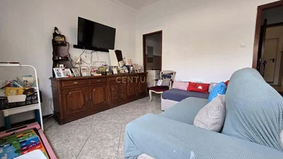 Mutfak; mutfak aletleri, ahşap zemin, doğal ışık, modern stil