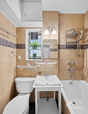 Cuisine; électroménager, parquet, lumière naturelle, style moderne