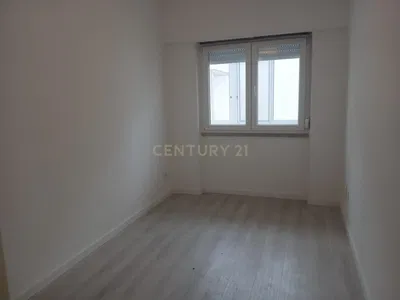 Keuken; keukenapparatuur, houten vloer, natuurlijk licht, moderne stijl