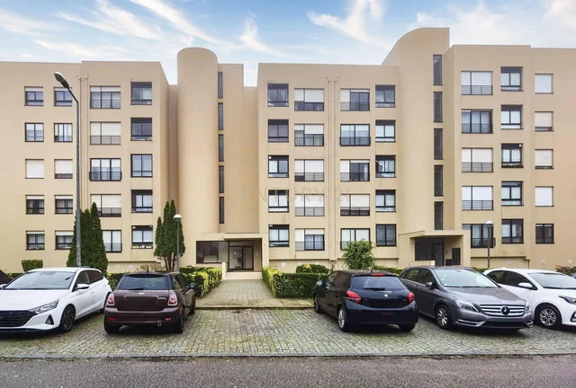 Kuchyně; kuchyňské spotřebiče, dřevěná podlaha, přirozené světlo, moderní styl