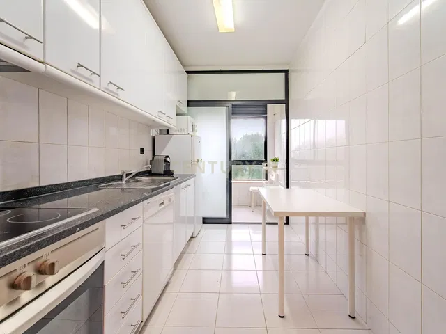 Soggiorno; pavimento in legno, luce naturale, stile moderno