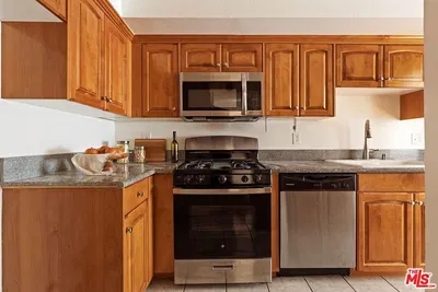 Kuchyně; kuchyňské spotřebiče, dřevěná podlaha, přirozené světlo, moderní styl