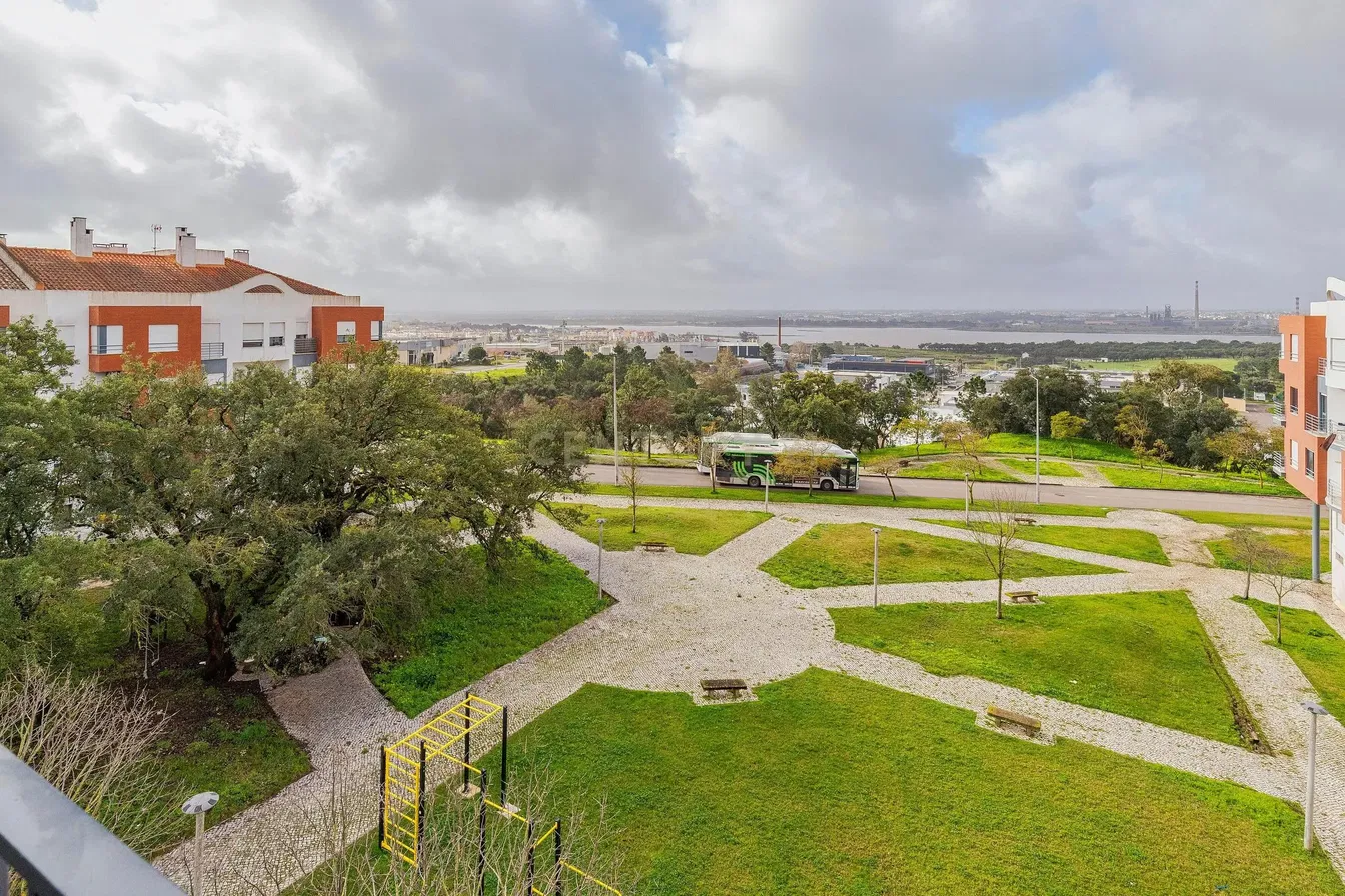 Obývací pokoj; dřevěná podlaha, přirozené světlo, moderní styl