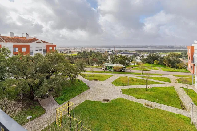 Woonkamer; houten vloer, natuurlijk licht, moderne stijl