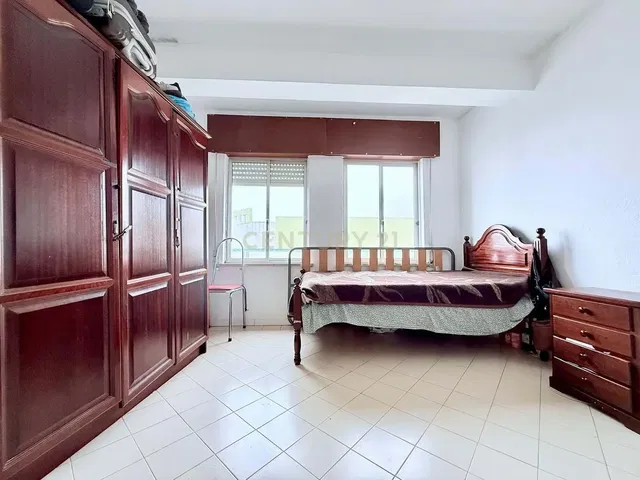 Keuken; keukenapparatuur, houten vloer, natuurlijk licht, moderne stijl