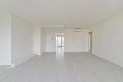 Kuchyně; kuchyňské spotřebiče, dřevěná podlaha, přirozené světlo, moderní styl