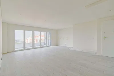 Kuchyně; kuchyňské spotřebiče, dřevěná podlaha, přirozené světlo, moderní styl