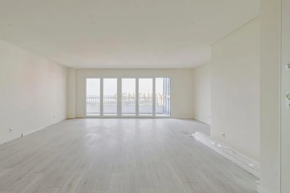 Kuchyně; kuchyňské spotřebiče, dřevěná podlaha, přirozené světlo, moderní styl