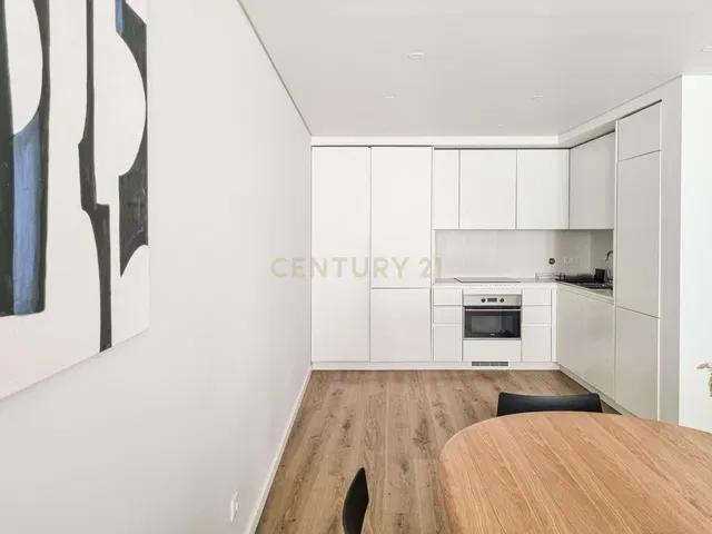 Cuisine; électroménager, parquet, lumière naturelle, style moderne