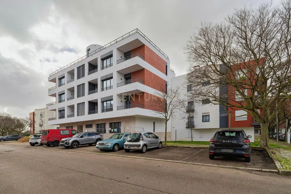 Obývací pokoj; dřevěná podlaha, přirozené světlo, moderní styl