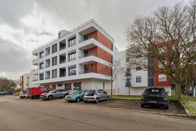 Woonkamer; houten vloer, natuurlijk licht, moderne stijl