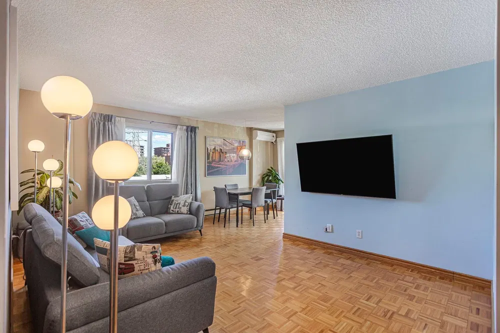 Obývačka; drevená podlaha, prirodzené svetlo, moderný štýl